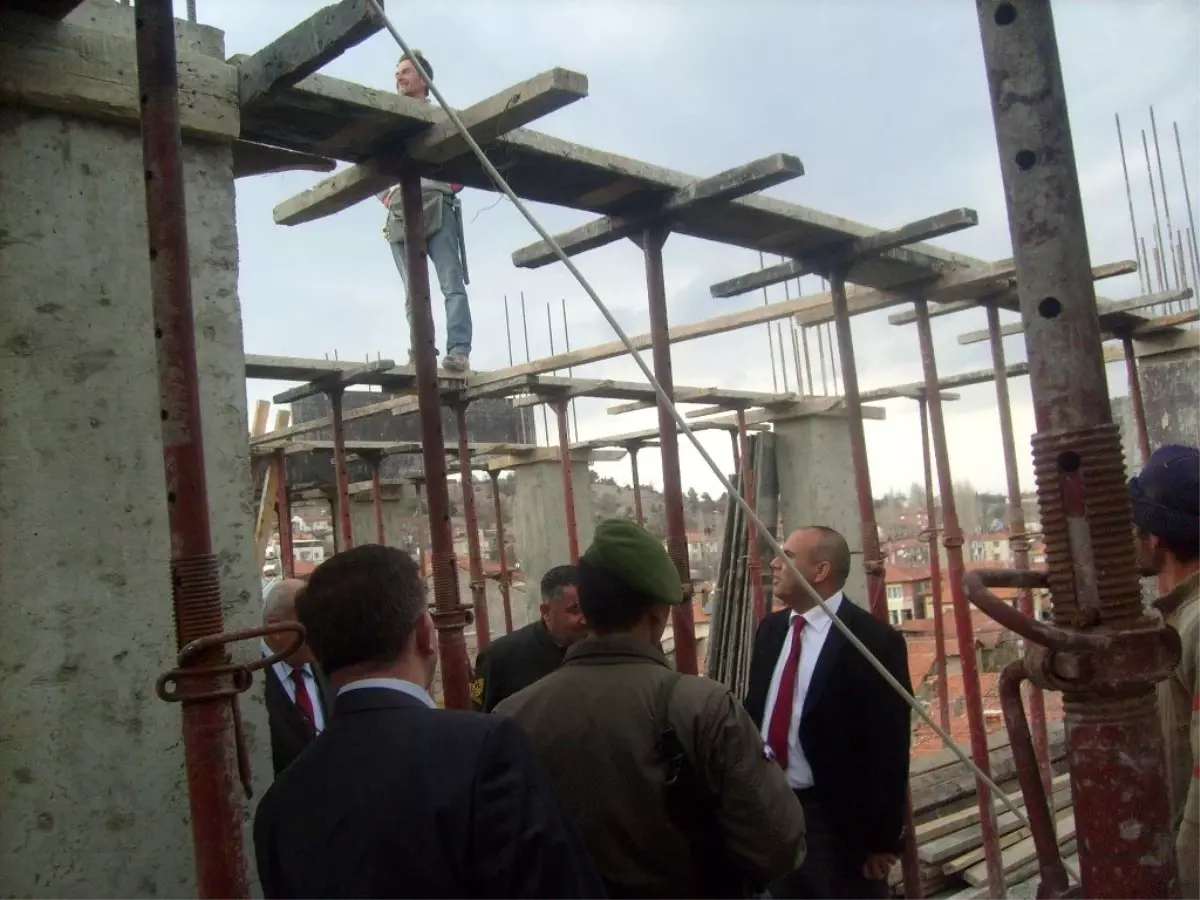 Hisarcık Kaymakamı Dereköy İlköğretim Okulu İnşaatında İncelemelerde Bulundu