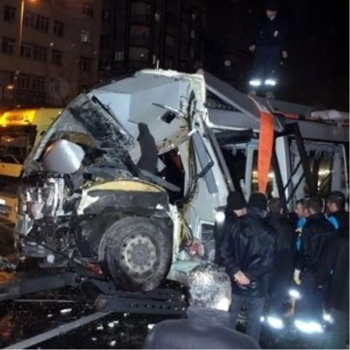 Kadıköy\'de 11 Araç Birbirine Girdi: 5 Yaralı