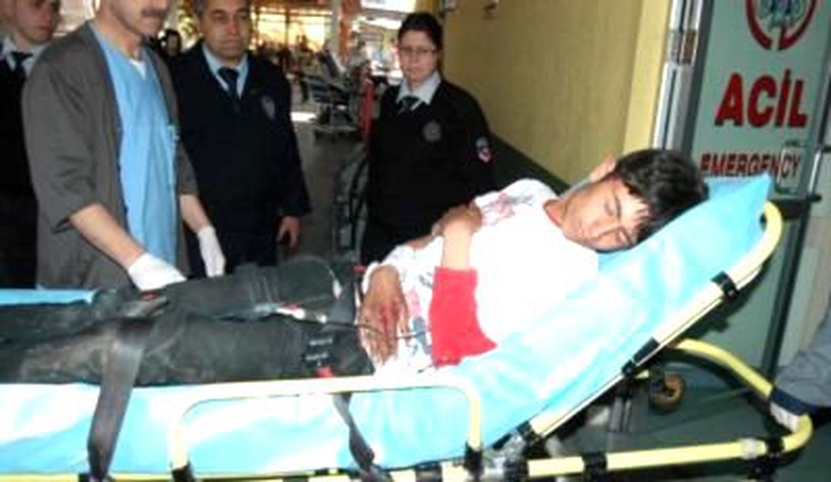 Kamyonet Dereye Yuvarlandı: 8 Yaralı