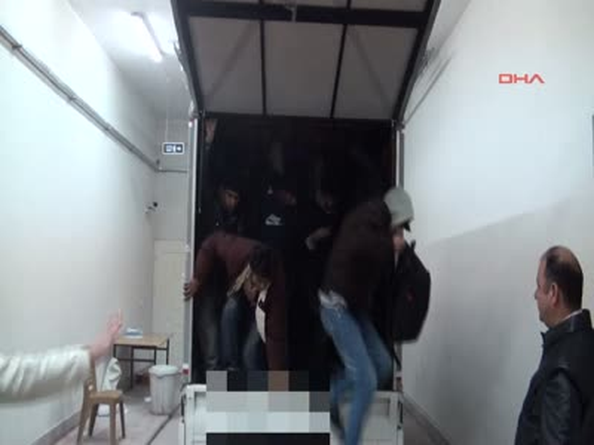 Kamyonetten 30 Kaçak Çıktı