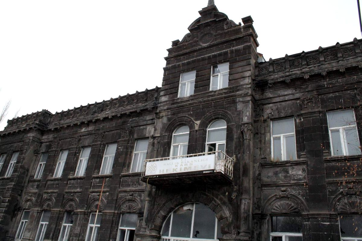 Kars Hekimevi\'nin Görkemli Binası Yıkılıyor