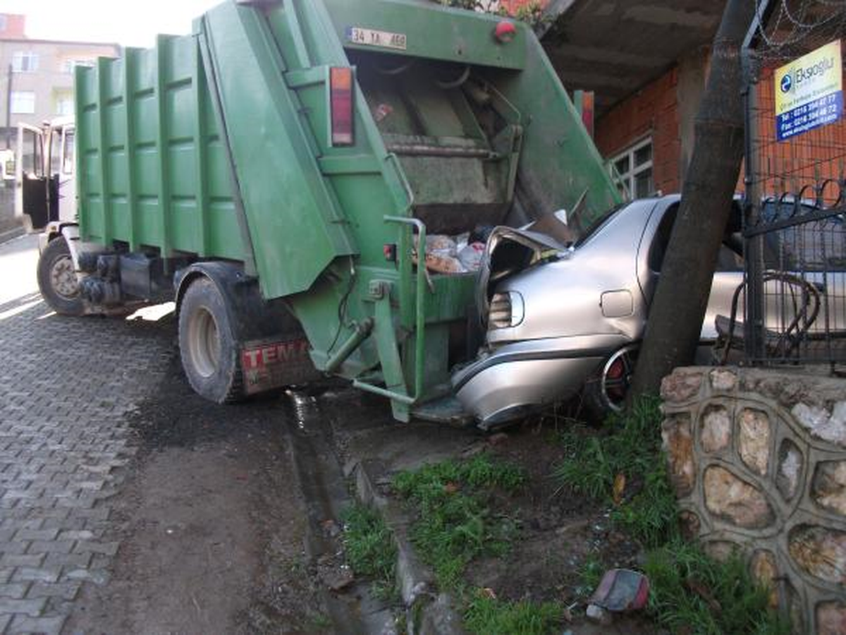 Kayan Çöp Toplama Aracı Otomobili Ezdi