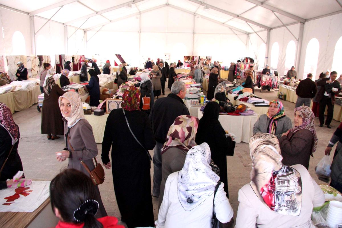 Kız Öğrenciler Yararına Dev Çadırda Kermes