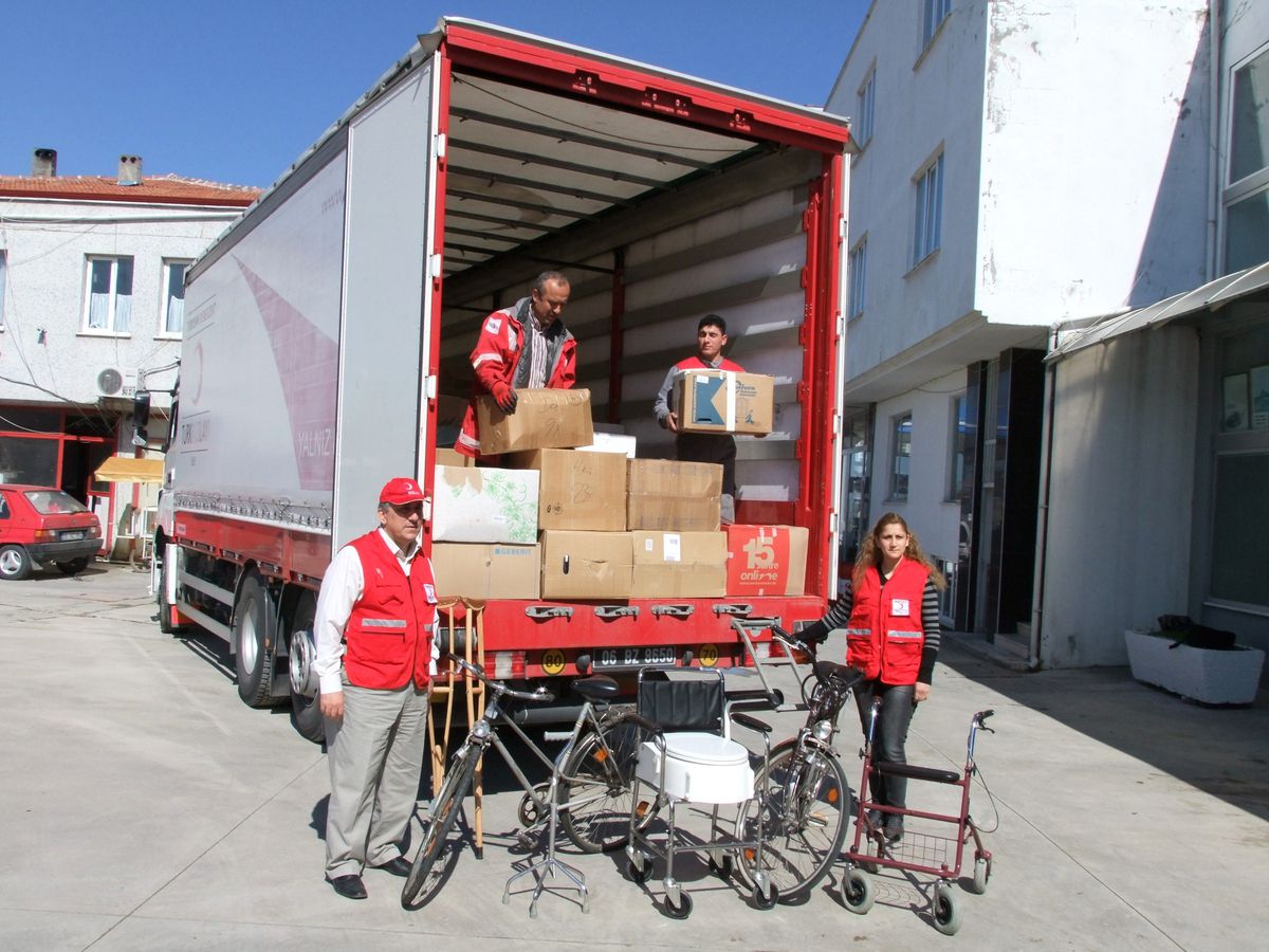 Kızılay\'a 1 Tır Dolusu Yardım Malzemesi