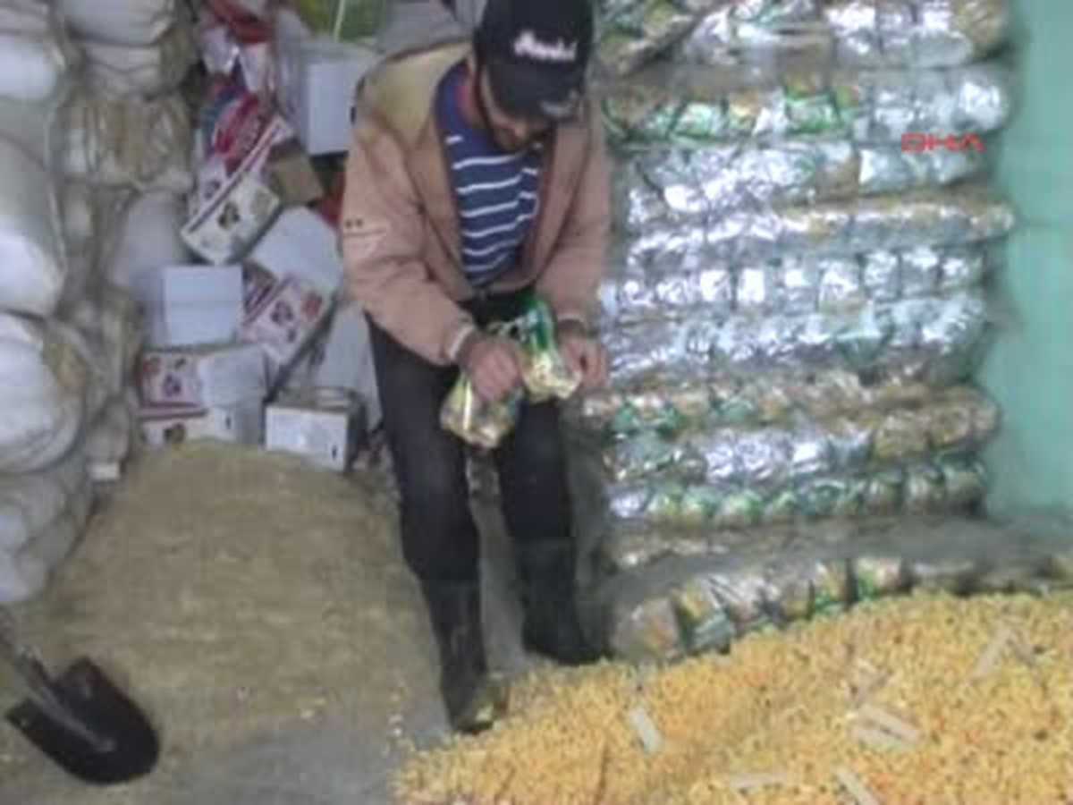 Köylüler Aç Kalan Koyunlara Cips Yediriyor