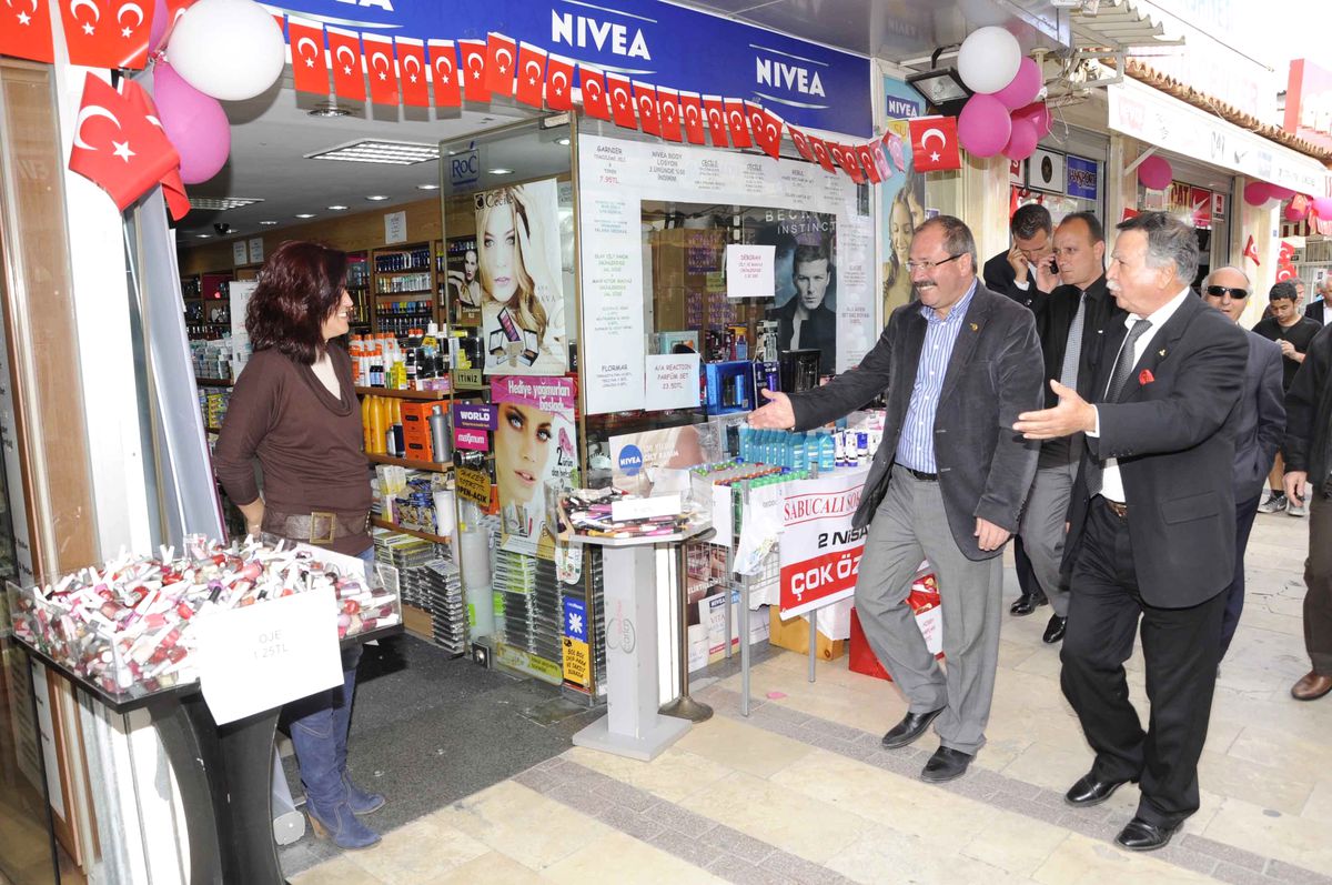 Kuşadası Sabucalı Sokakta Bir Hafta Süreyle İndirim Uygulamasına Gidiliyor