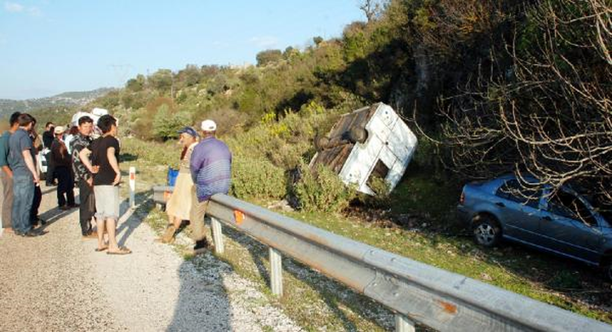 Lastiği Patlayan Otomobilin Arkasındaki Karavan Takla Attı