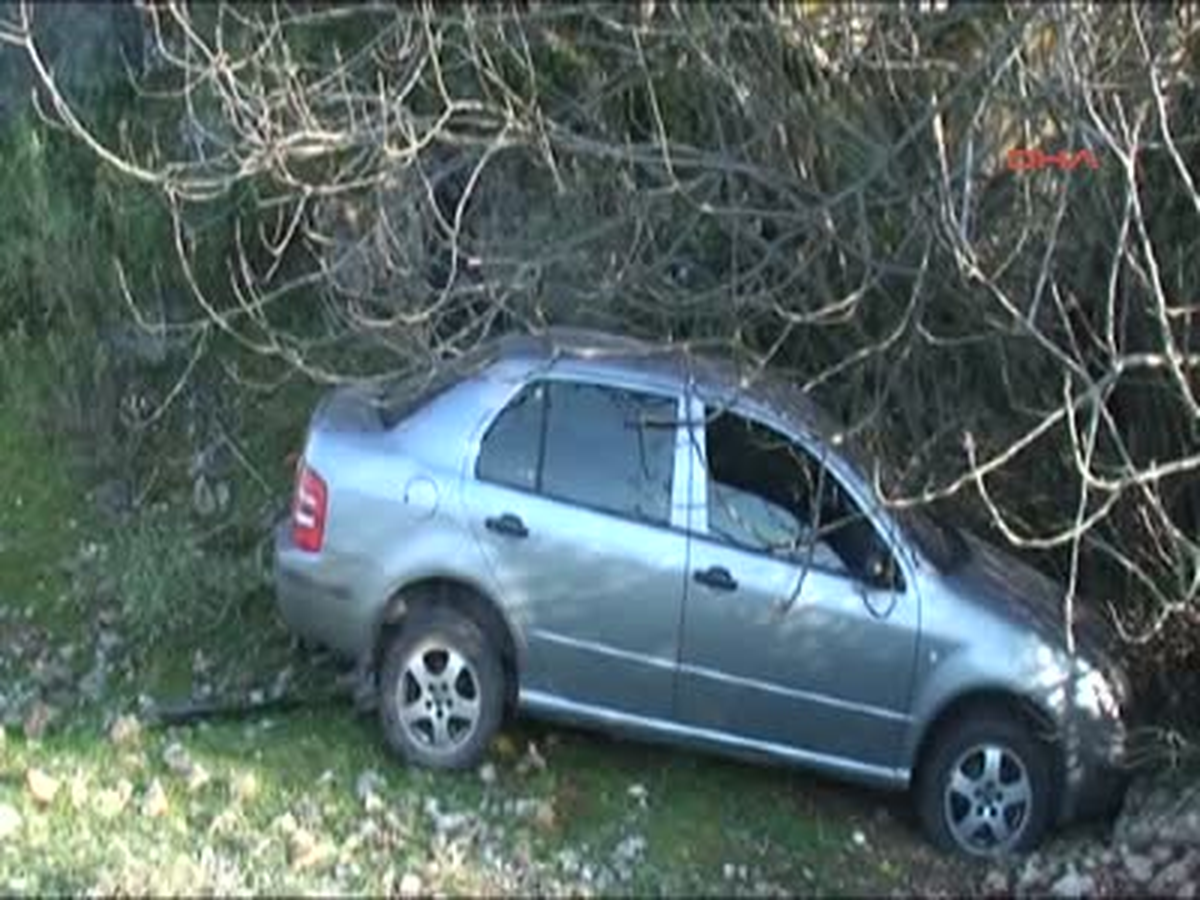 Lastiği Patlayan Otomobilin Arkasındaki Karavan Takla Attı