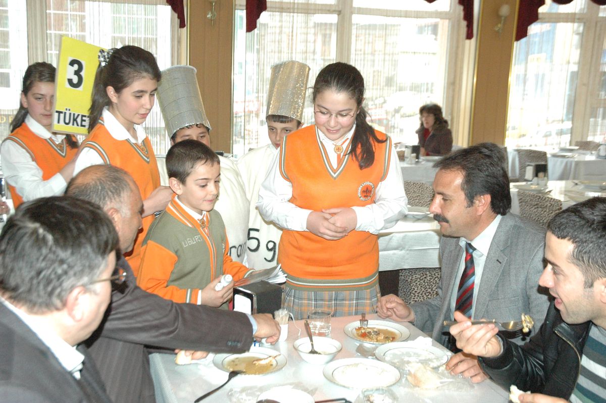 Masalarda Ki Tuzluklar Toplandı
