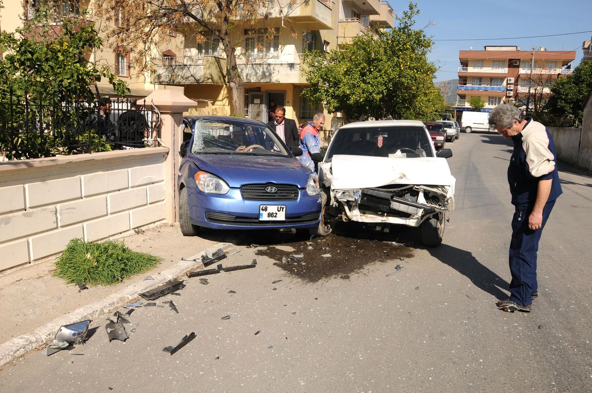 Milas\'ta Trafik Kazası: 2 Yaralı