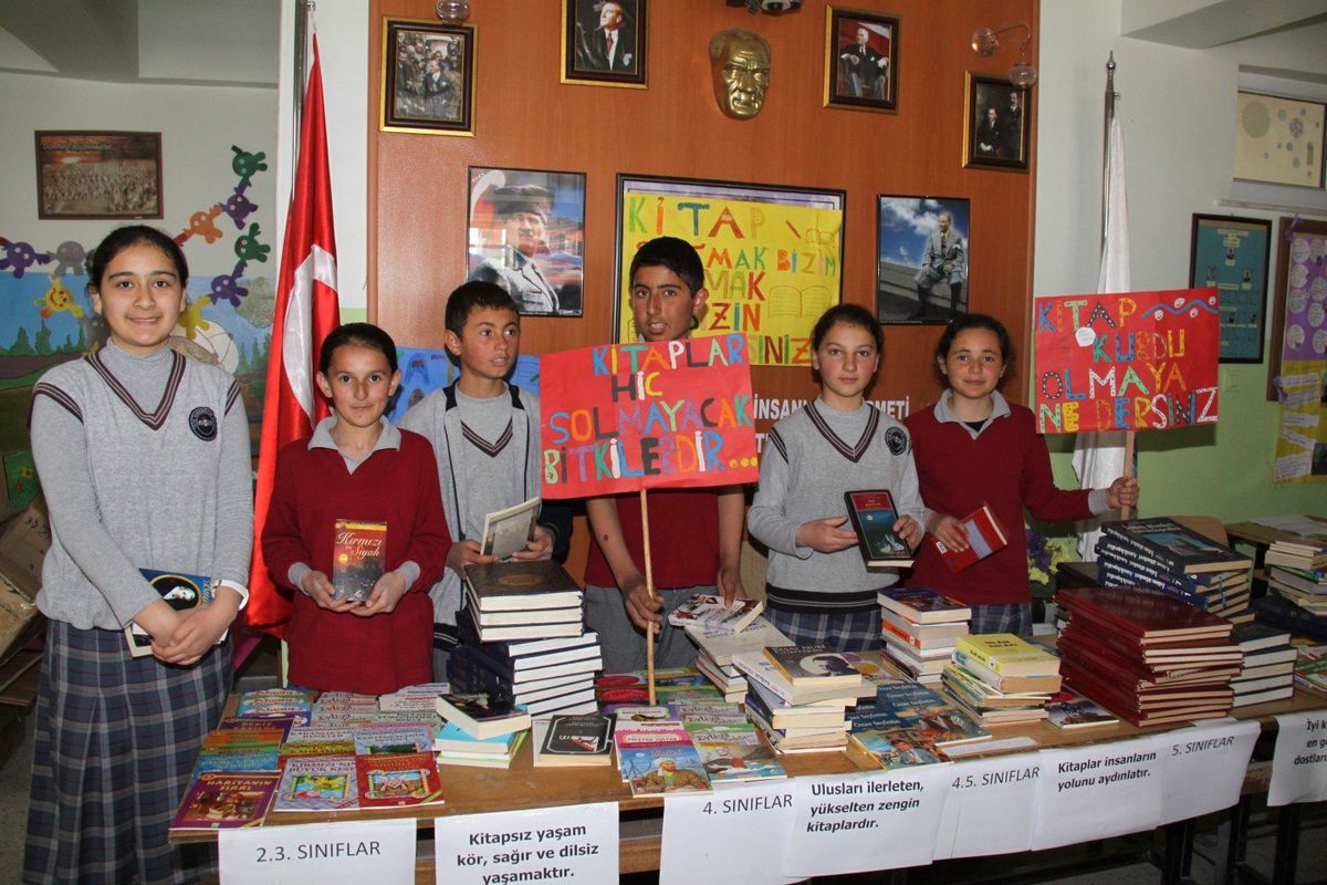 Neü\'den İcik İlköğretim Okulu İçin Kitap Bağışı