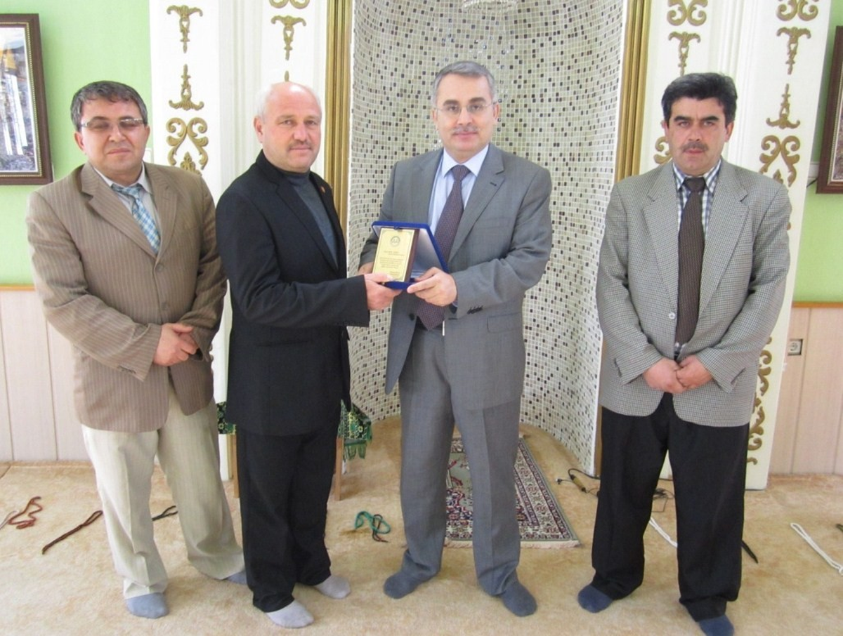 Ödemiş Müftüsü, Başarılı Muhtara Plaket Verdi