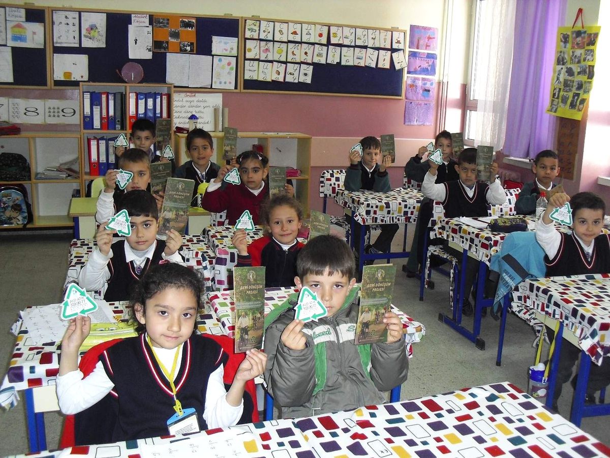 Öğrencilere Geri Dönüşümün Önemi Anlatılıyor