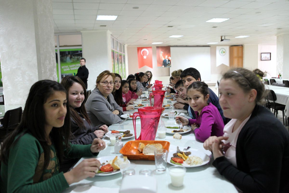 Öğrencilere Teşekkür Yemeği Verildi
