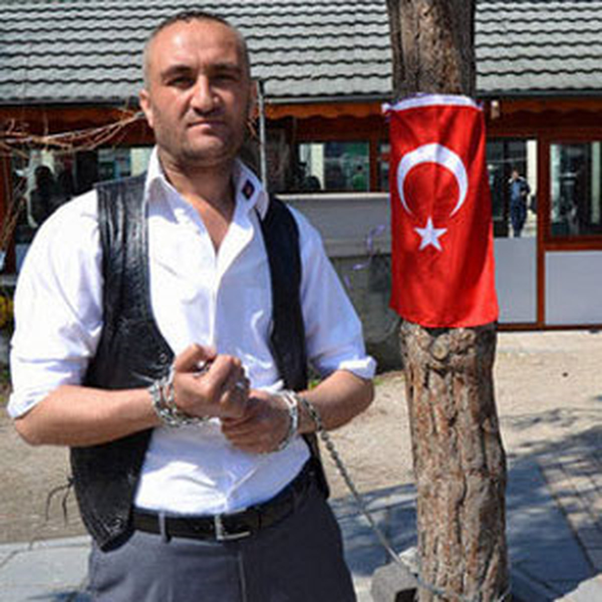 Suç İşlememek İçin Kendini Zincirledi