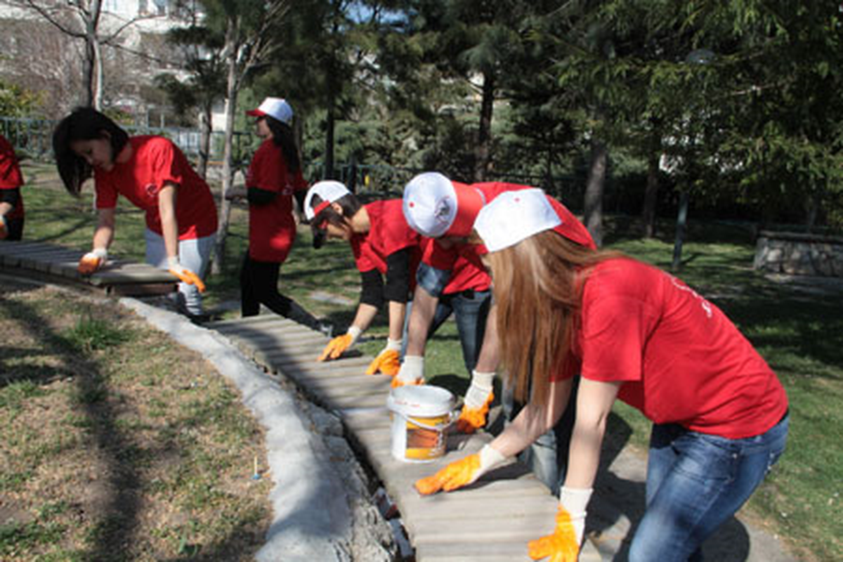 Üniversite Öğrencileri Bankları Boyuyor