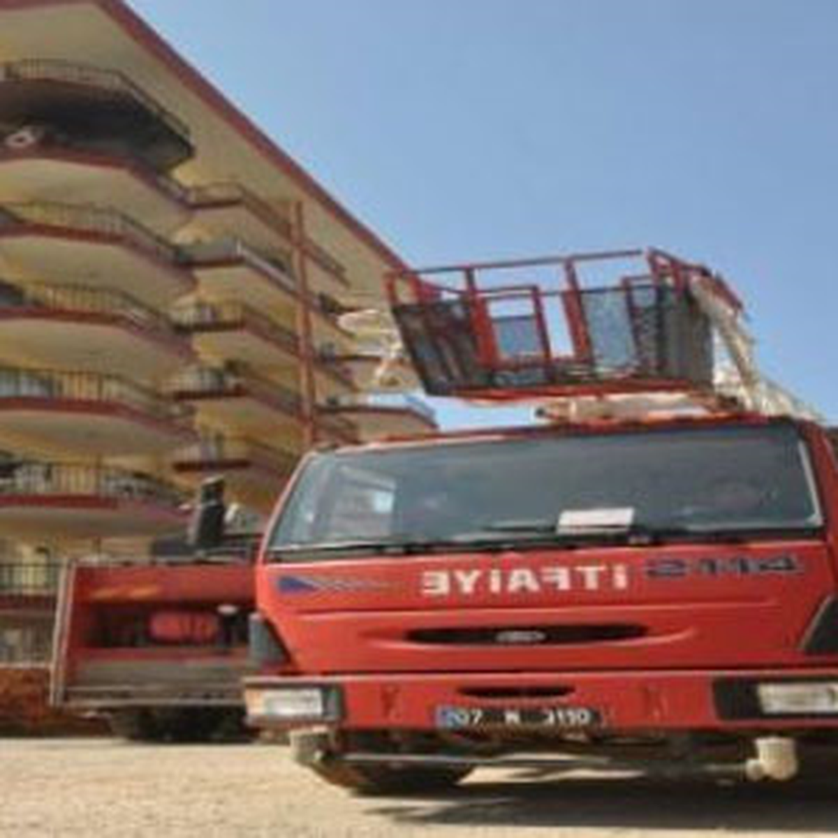 Yanan Buzdolabını Balkondan Attılar