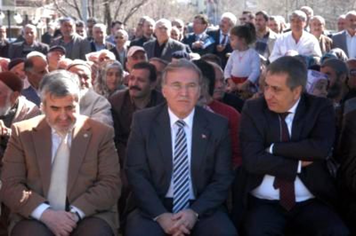 AK Parti'li Şahin, Temel Atma Törenine Katıldı