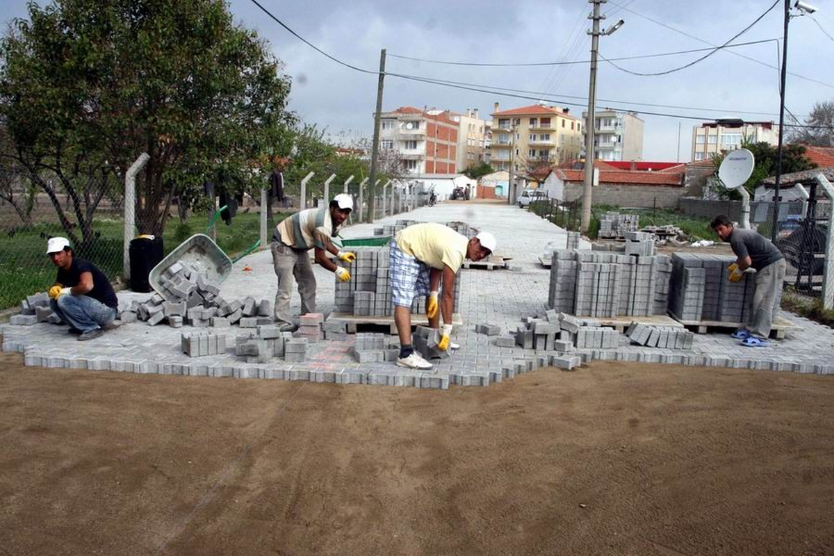 Altınova\'da Yollara Taş Döşeme Çalışmaları Sürüyor