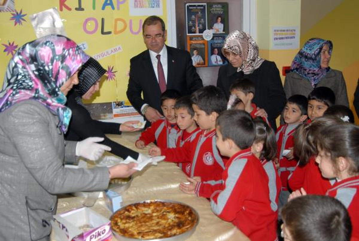 Anneler Pasta, Börek Satıp Okula Kitap Alıyor