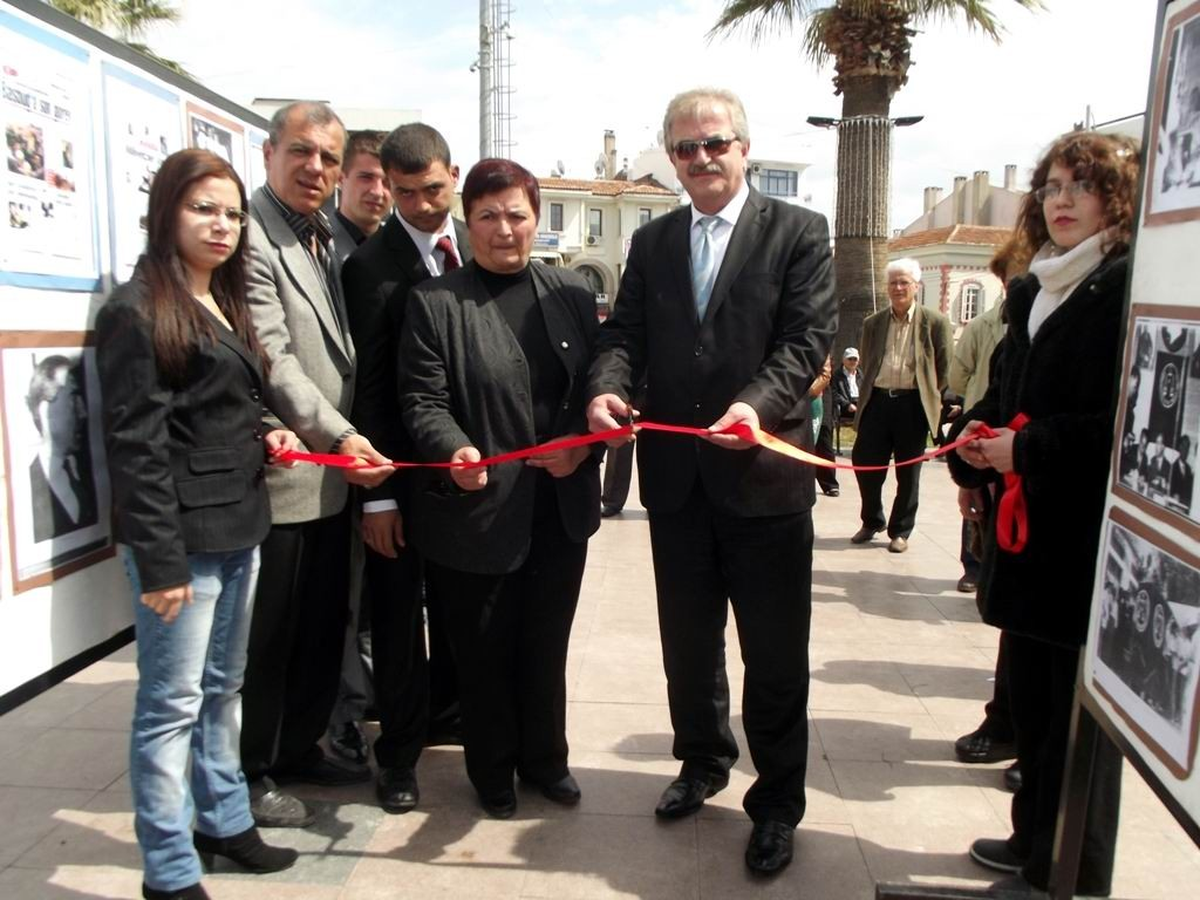 Ayvalık\'ta Ülkücüler Türkeş\'i Unutmadı