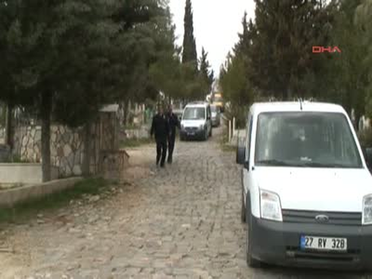 Babasının Mezarı Başındaki Çam Ağacına Kendini Astı