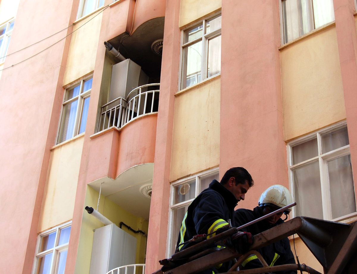 Balkonda Çıkan Yangın Bina Sakinlerini Tedirgin Etti