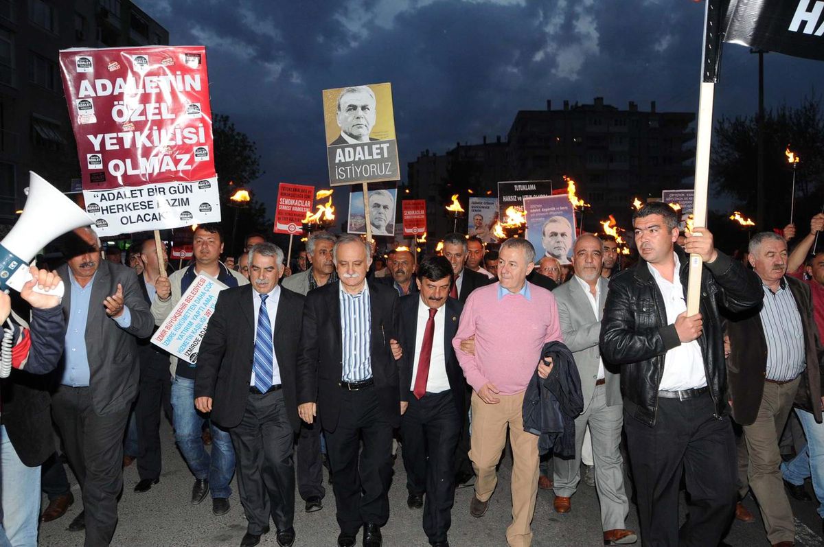 Bayraklı\'da Başkan Kocaoğlu\'na Destek Yürüyüşü