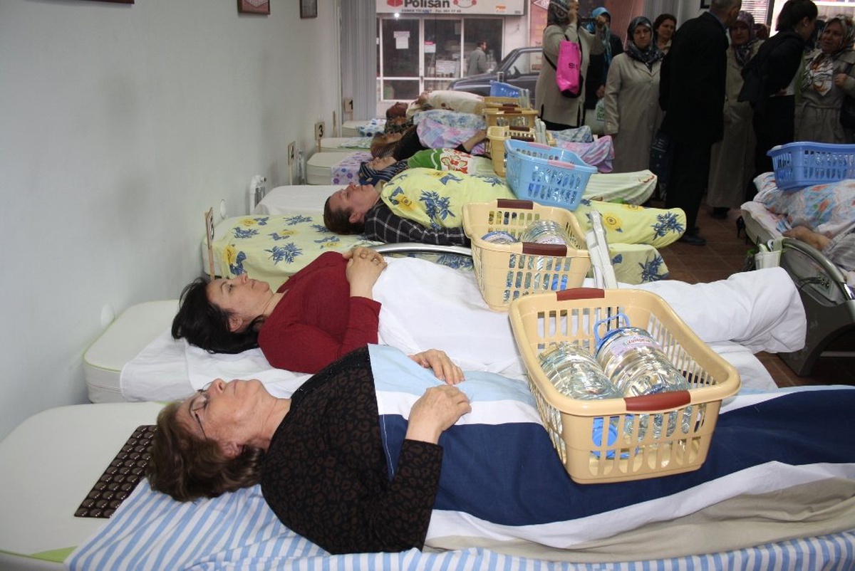 Bedava Yatak İçin Yaşlılar Sıraya Giriyor