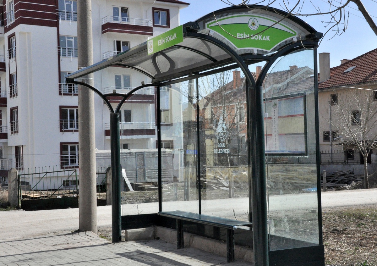 Bolu\'da Sokak İsimleri Artık Duraklara Asılıyor