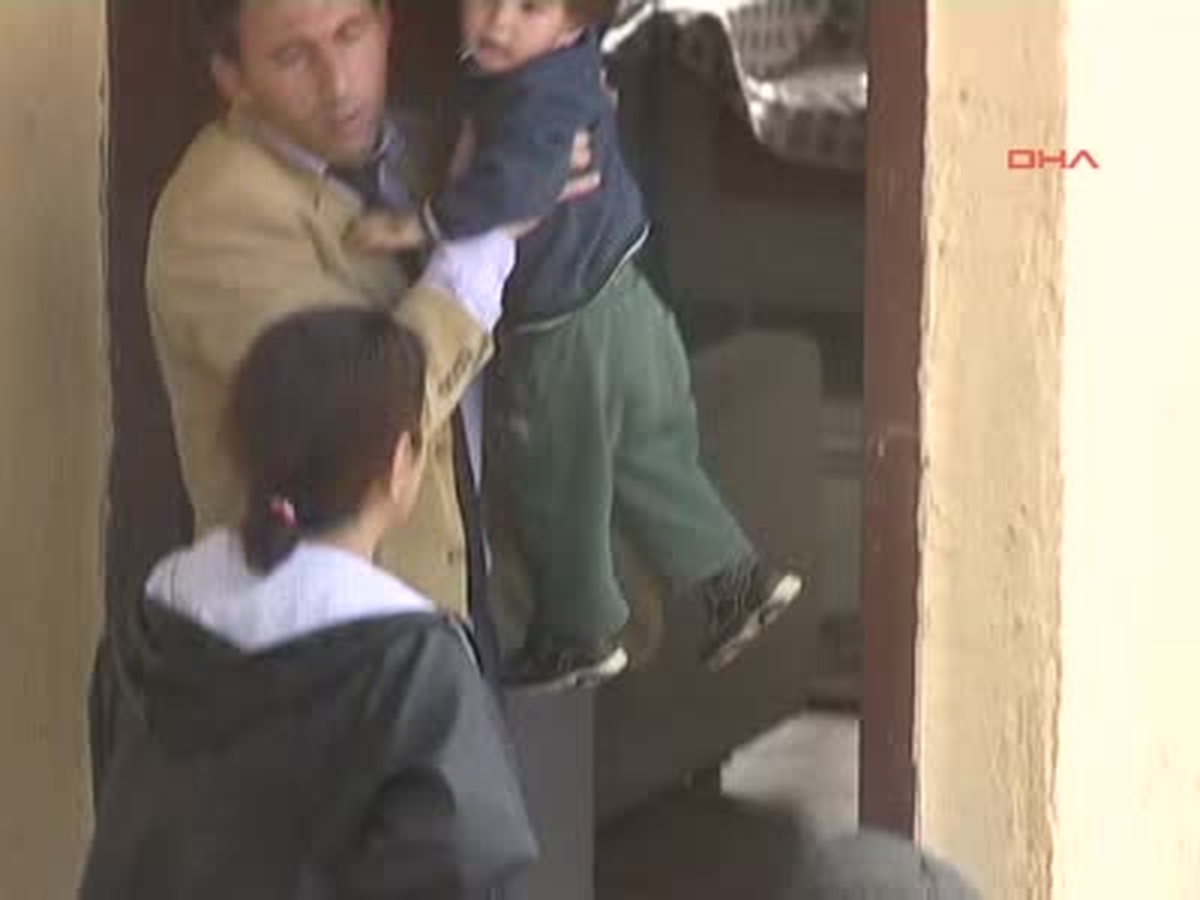 Çatıya Çıkan Gecekondu Sahibi Yıkımı Engelledi