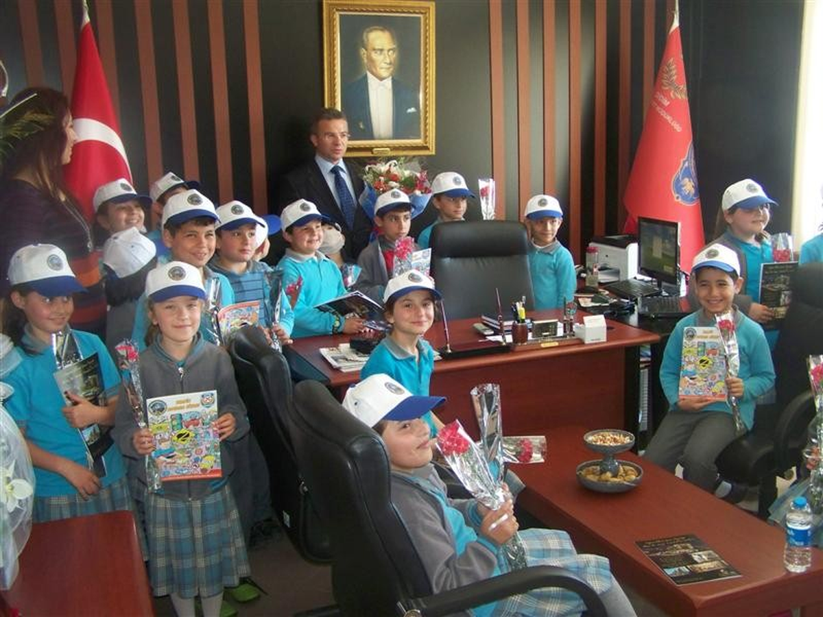 Didimli Öğrencilerinden Polislere Karanfil