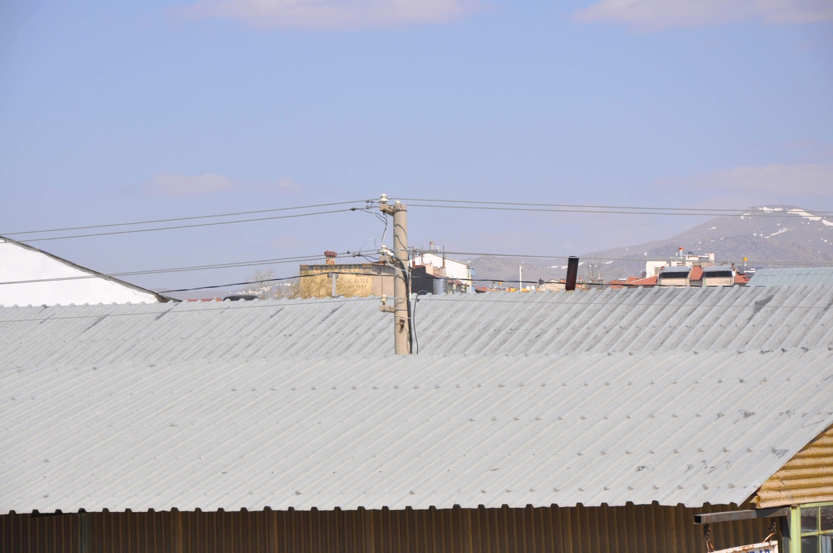 Elektrik Hatları İşyerlerinin İçinden Geçiyor