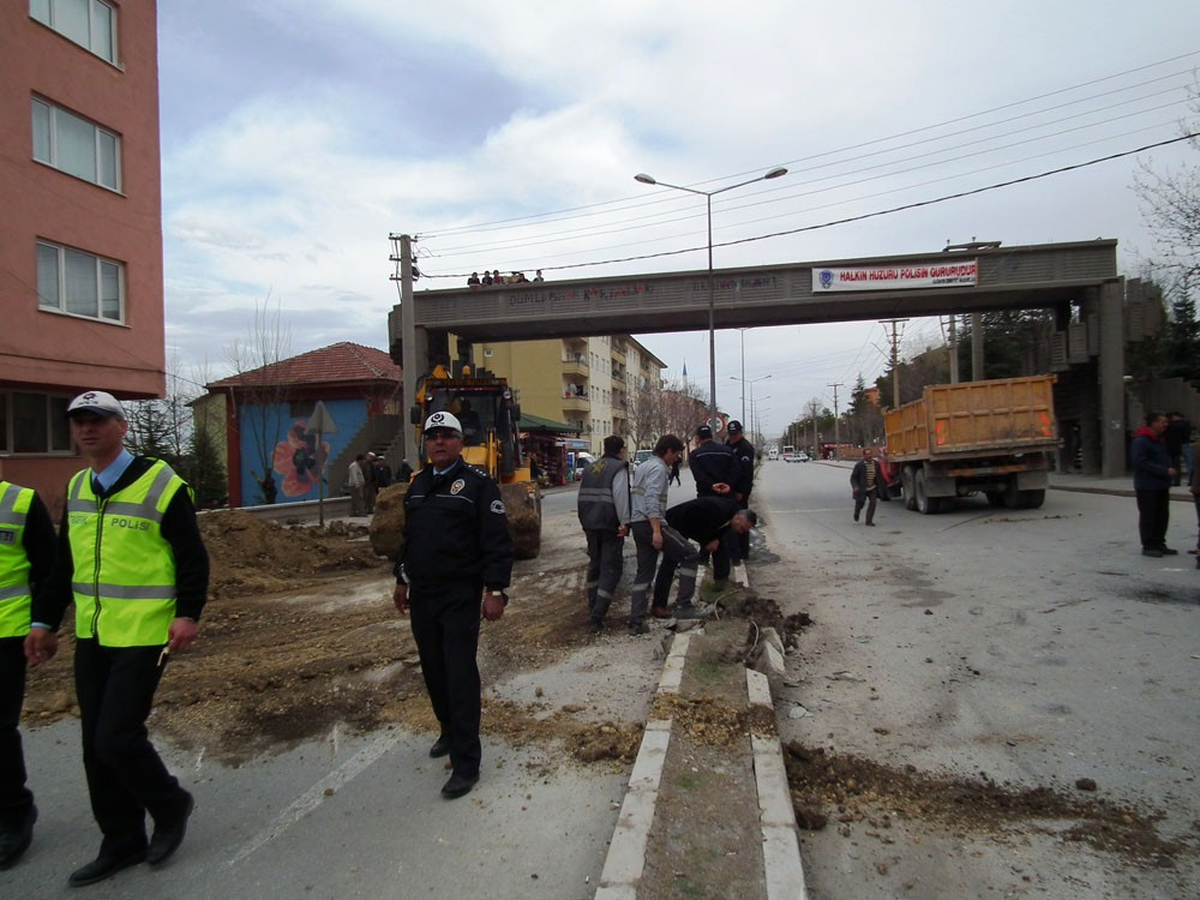 Hafriyat Taşıyan Kamyon Yola Devrildi: 1 Yaralı