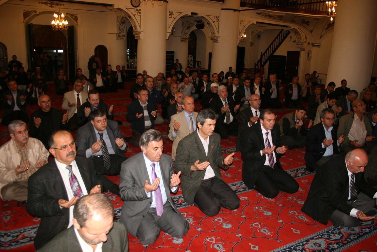 İzmir\'de MHP\'liler, Türkeş İçin Mevlit Okuttu