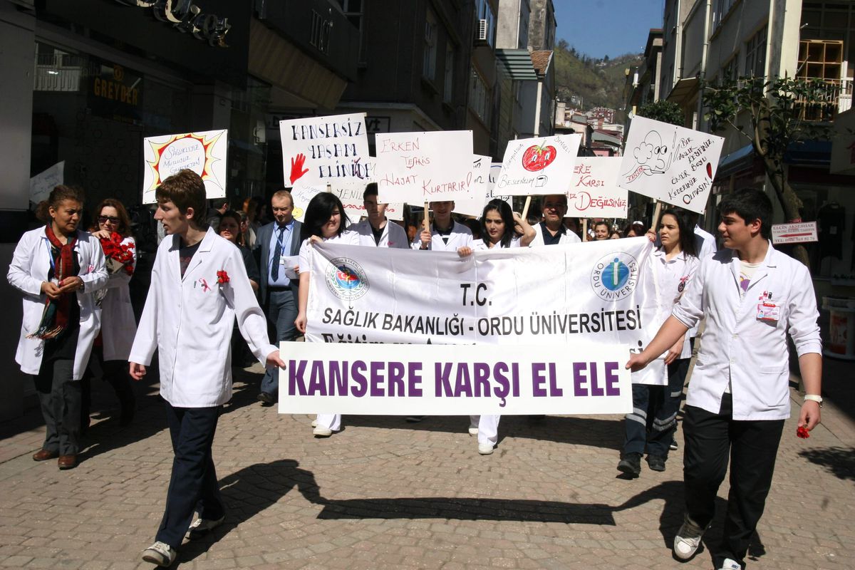 Kansere Dikkat Çekmek İçin Yürüdüler