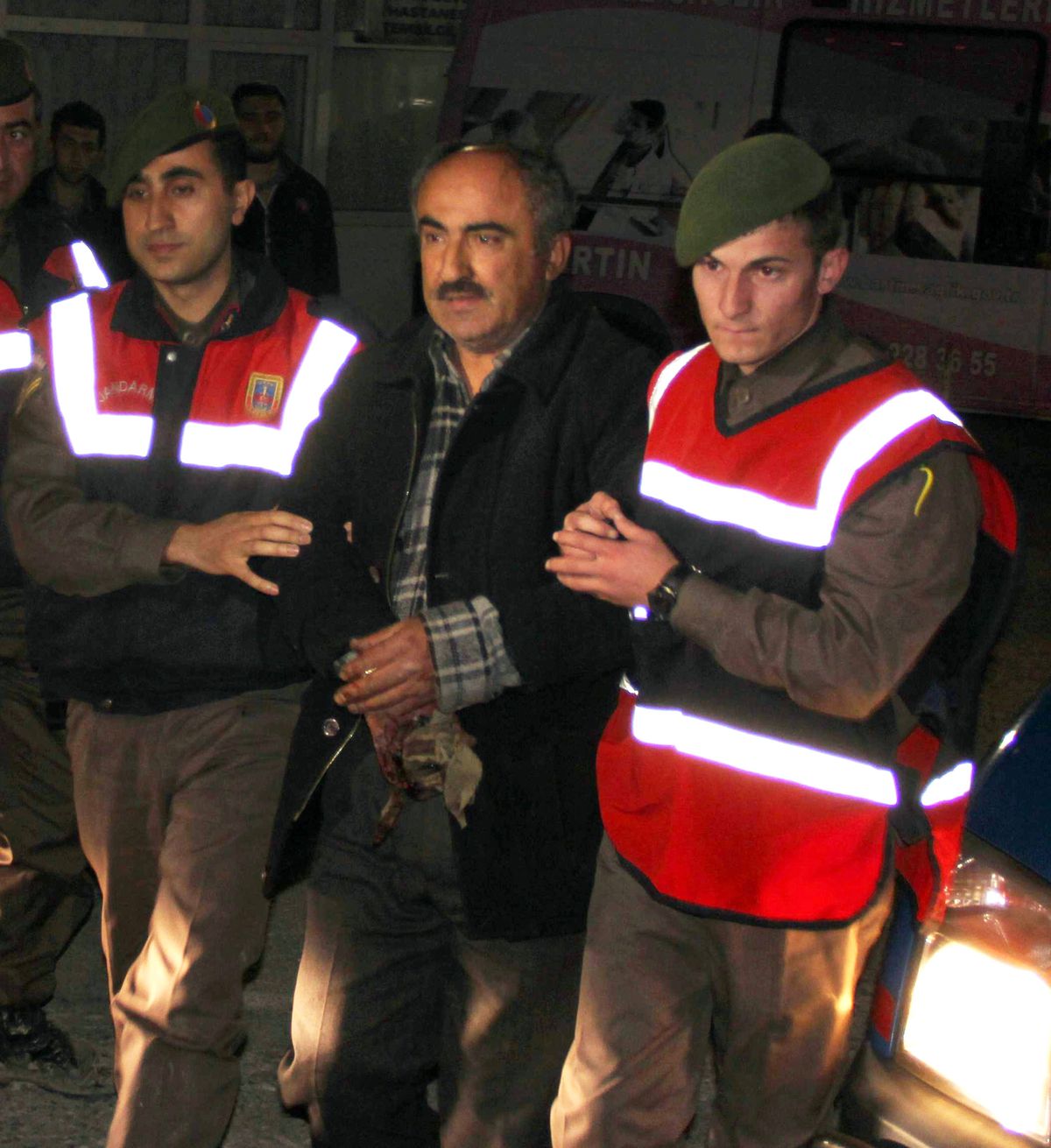 Kardeşi ve Yengesini Öldürdü