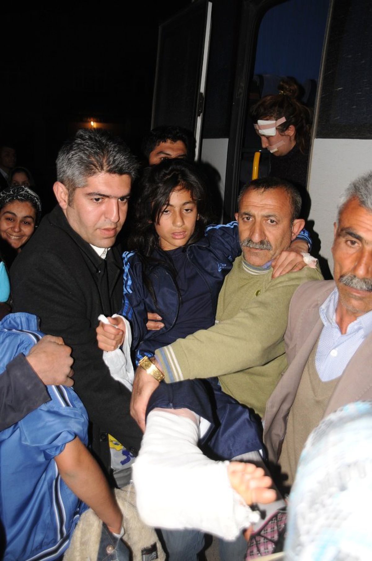 Kazazede Öğrenciler Cizre\'de Gözyaşları Arasında Karşılandı