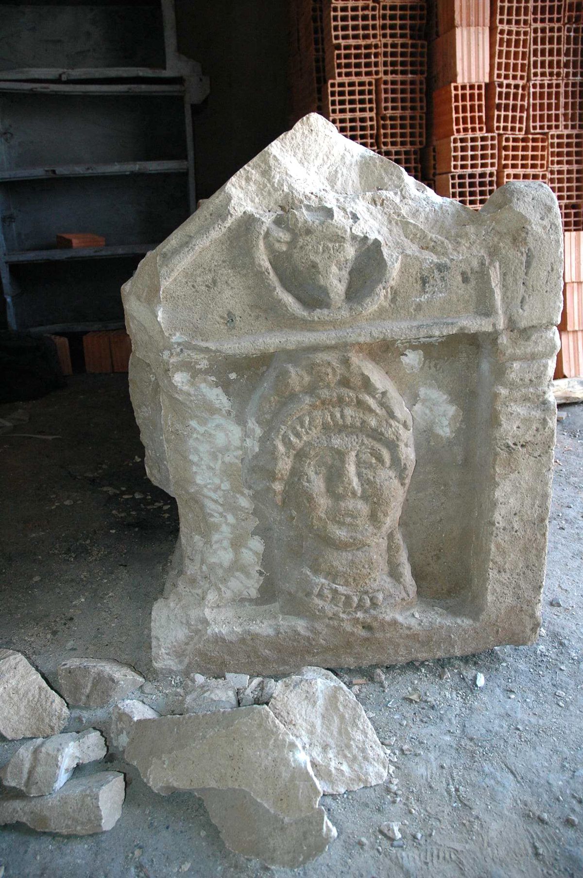 Lahit Mezar Son Anda Parçalanmaktan Kurtarıldı