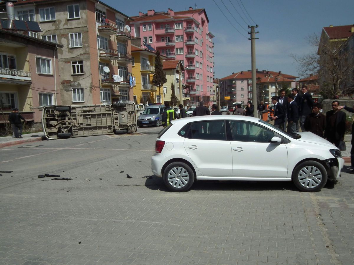 Minibüs Otomobille Çarpıştı: 2 Yaralı