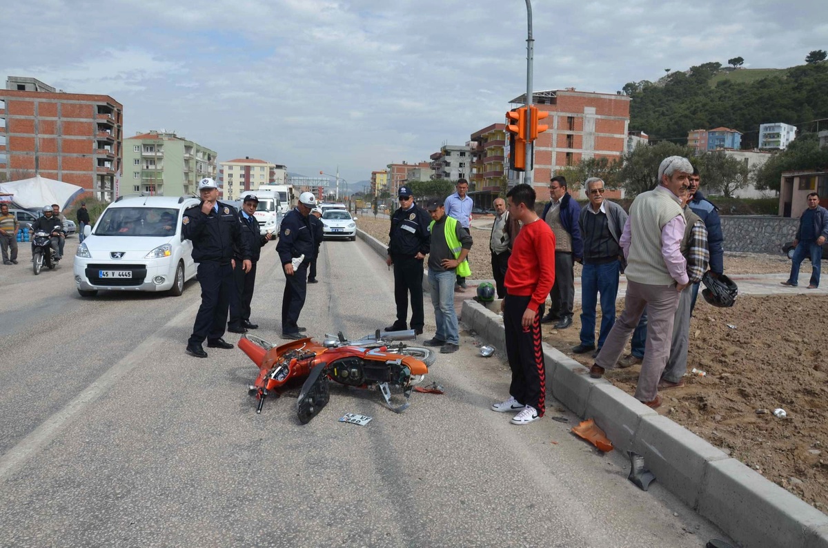 Motosiklet Sürücüsünün Hayatını Kaskı Kurtardı
