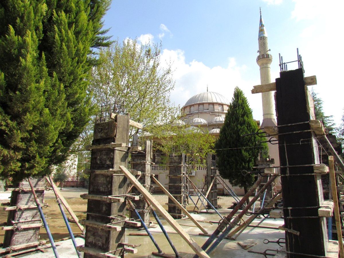 Ödemiş'te Cami Bahçesine Kitap Kafeteryası Yapılıyor