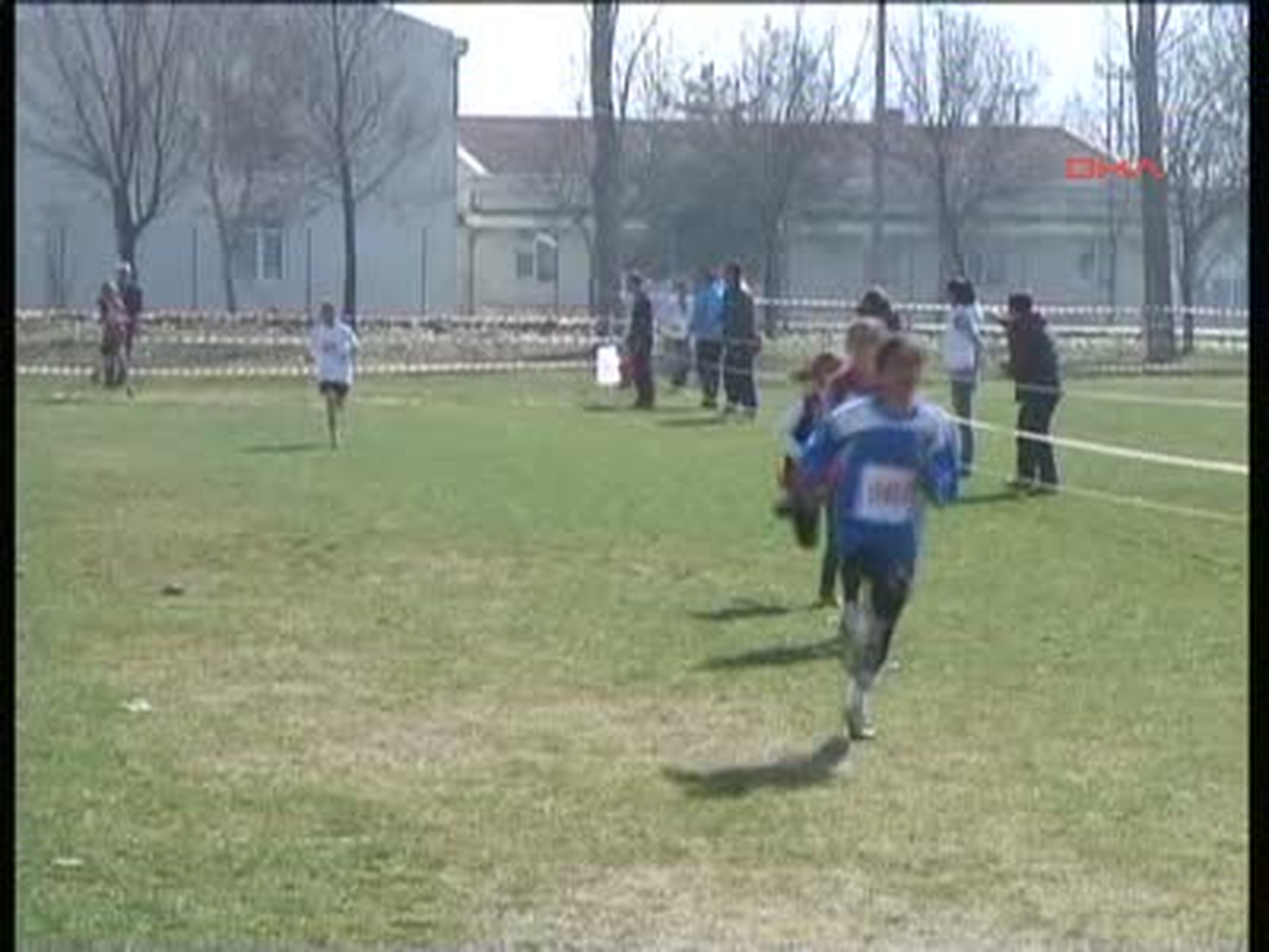 Öğrenciler, Atletizm Yarışmasında Baygınlık Geçirdi
