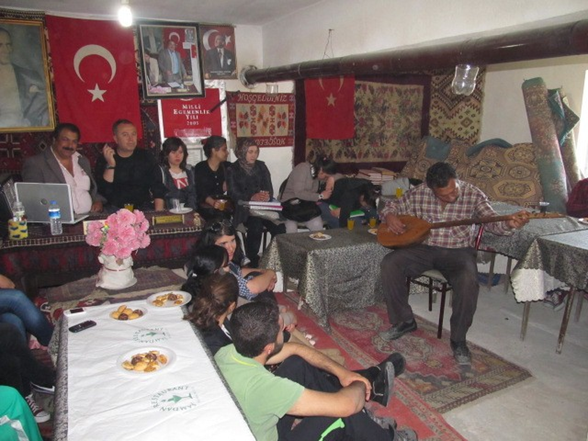 Öğrenciler, Çağdaş Romanlar Derneği'ni Ziyaret Etti