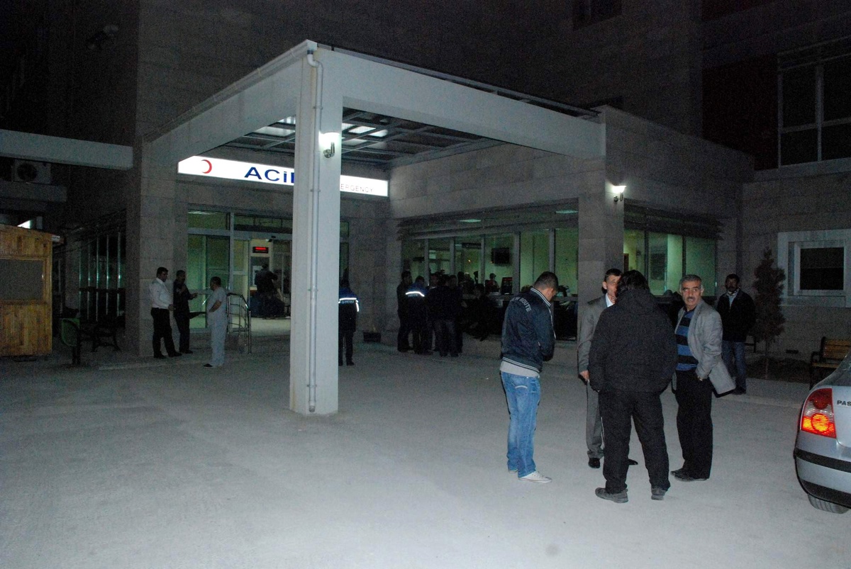 Ölçüm Yapan Medaş Görevlileri Elektrik Akımına Kapıldı