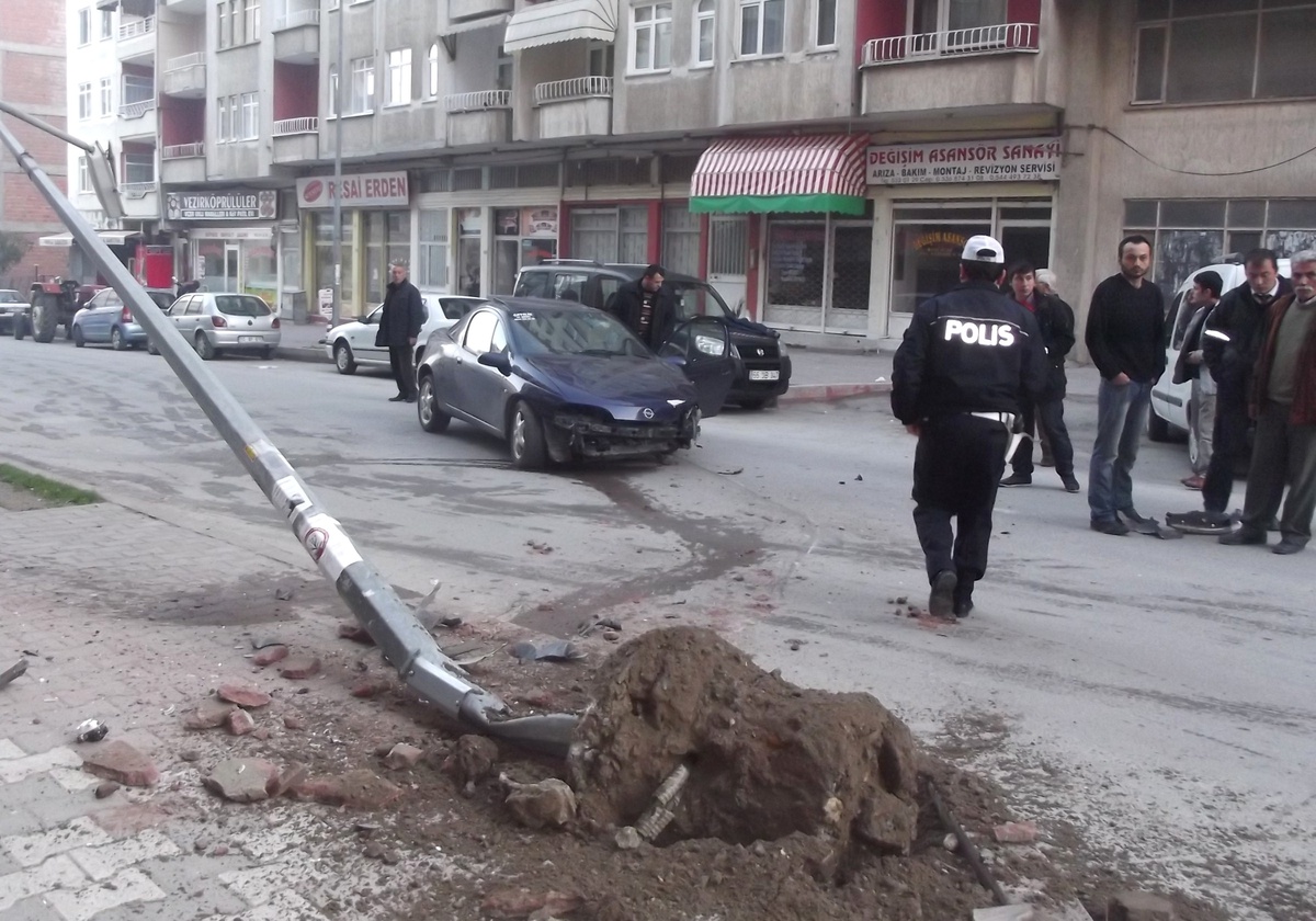 Otomobil Aydınlatma Direğine Çarptı: 1 Yaralı