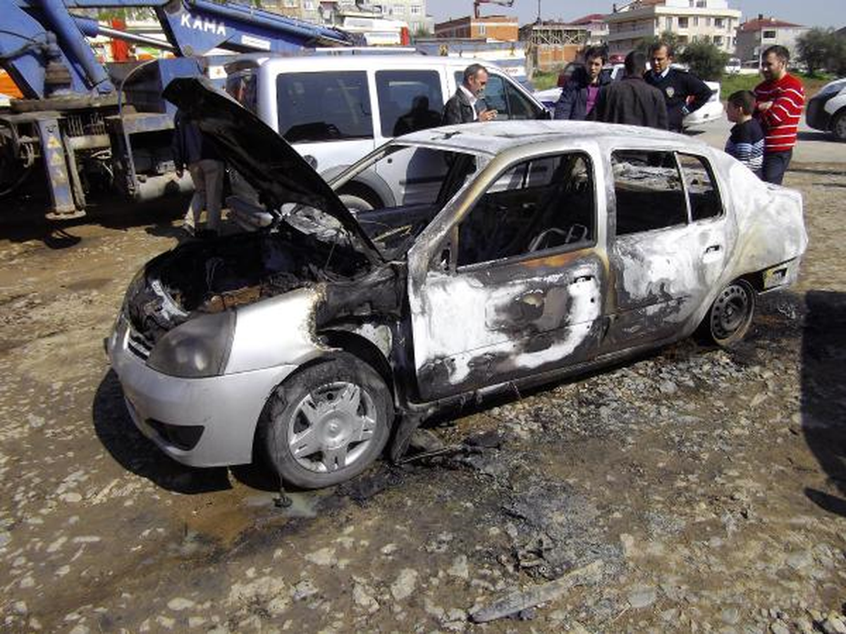Otomobili Alev Alan Polis Memuru Canını Zor Kurtardı