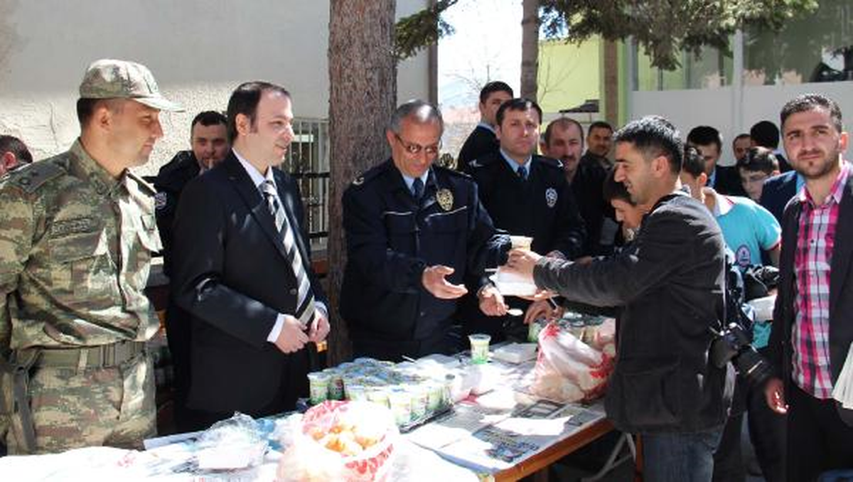 Polis Mevlit Okutup Pilav Dağıttı