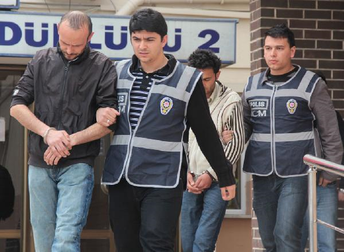 Polisi Görünce Sahte Paraları Çöpe Atıp Kaçmak İstedi