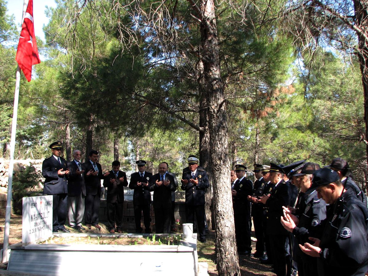 Polislerden Şehit Komiserin Mezarına Ziyaret